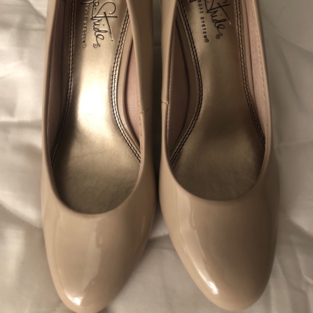 Tan patent pumps